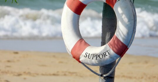 Rettungsring am Strand mit Support