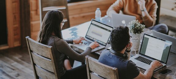 Coworking am Tisch mit Personen