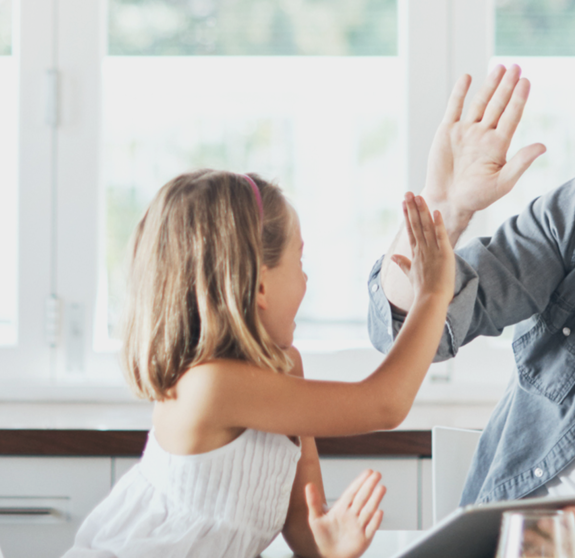 Vater und Tochter geben sich ein HighFive