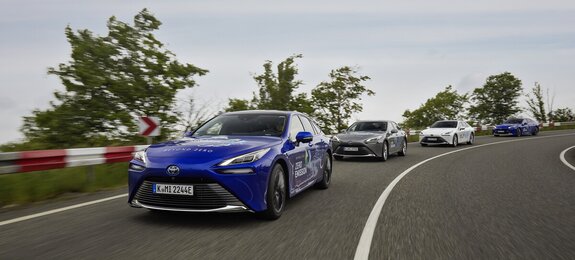 Autos der Marke Toyota auf einer Rennstrecke